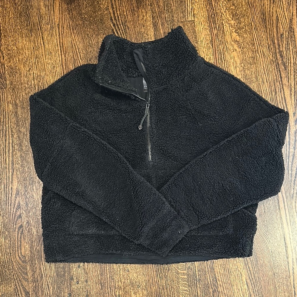 Lululemon Sherpa scuba cropped quarter zip. Size M/L. Good condition